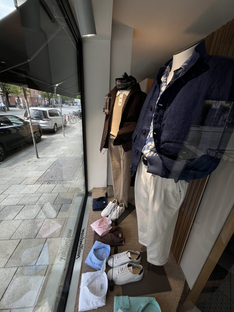 Zwei Schaufensterpuppen tragen elegante Herbstmode in Blau und Beige mit Accessoires